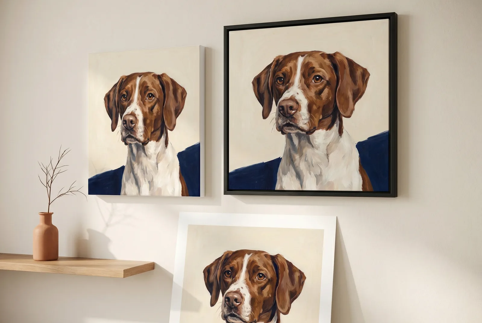 Dasselbe Hundeportrait in drei Druckvarianten nebeneinander: gespannte Leinwand ohne Rahmen, gerahmte Leinwand im schlanken Echtholz-Rahmen und ungerahmter Fine Art Print.