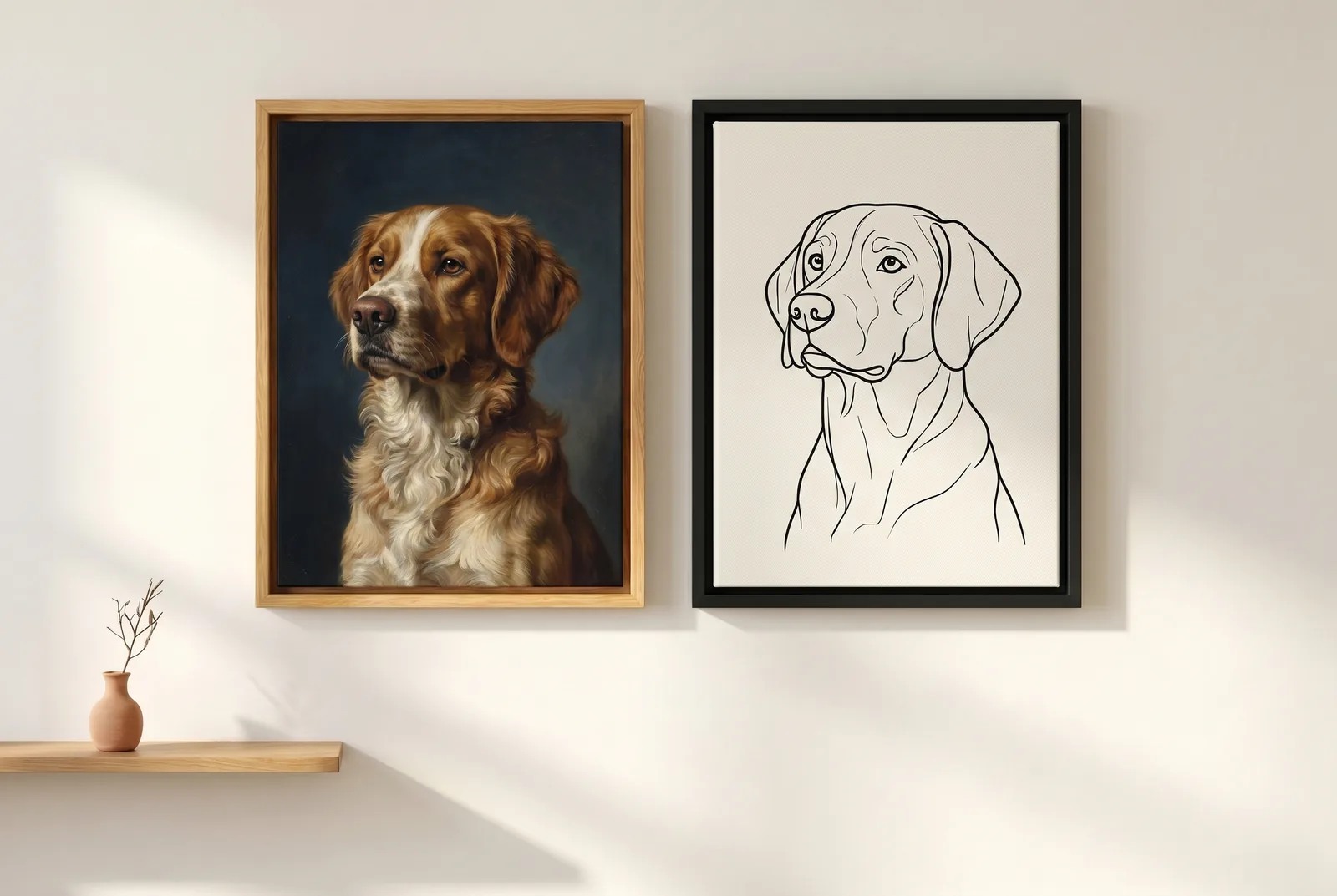 Zwei gerahmte Portraits desselben Hundes nebeneinander an einer Wand: links ein klassisch-royales Gemälde im Eichen-Rahmen, rechts eine moderne minimalistische Line-Art im schwarzen Rahmen — royaler oder moderner Tierportrait-Stil.